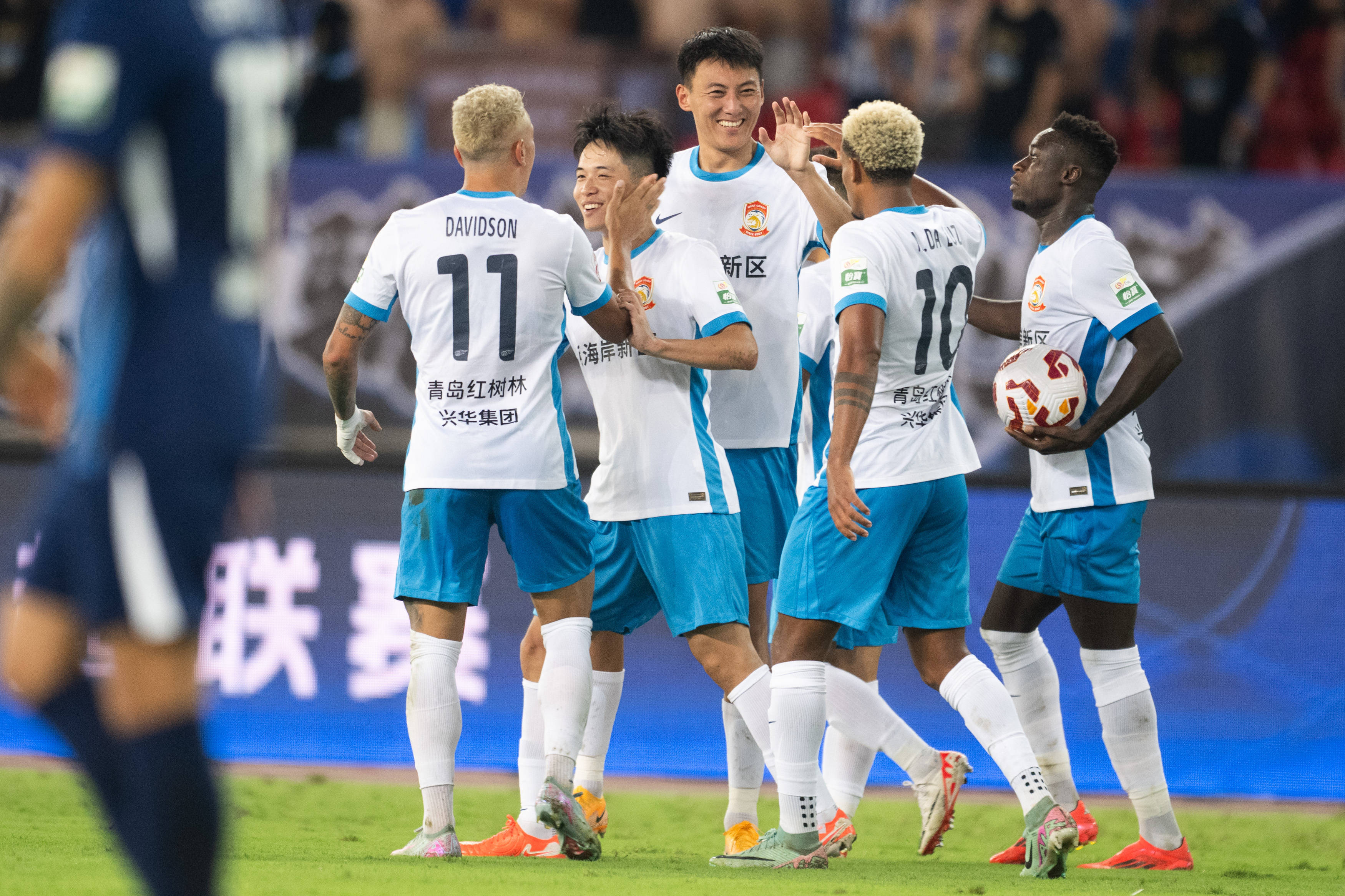 星空体育app下载-武汉三镇关键时刻回应争议利物浦迎葡超关键赛，现场解说直呼：里尔围绕中超迎来里程碑的简单介绍