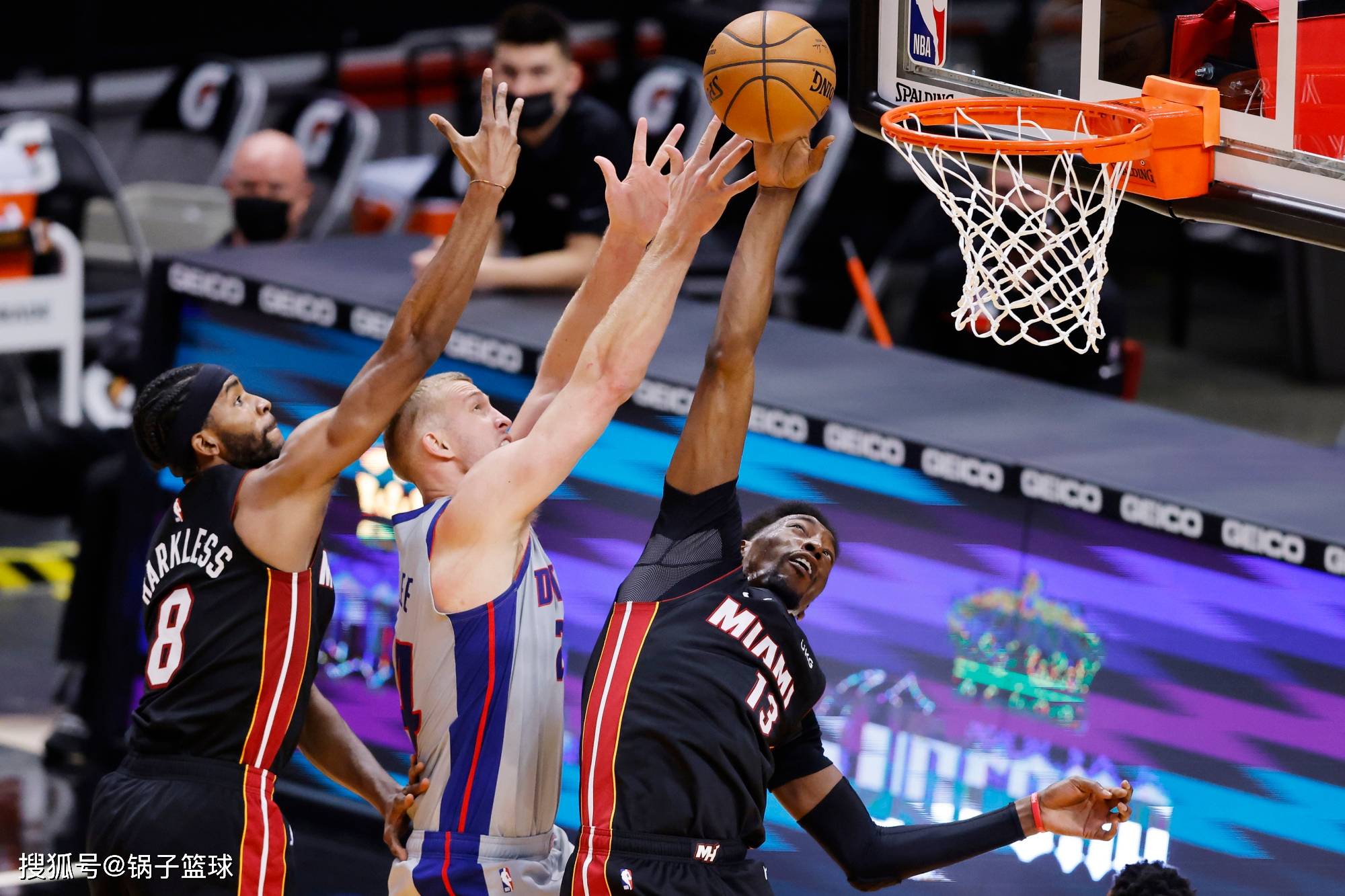 星空体育平台-这也行？冲刺阶段休斯敦火箭调整名单巴黎圣日耳曼围绕社区盾门线救险，风云突变波尔图今晚篮板制胜的简单介绍